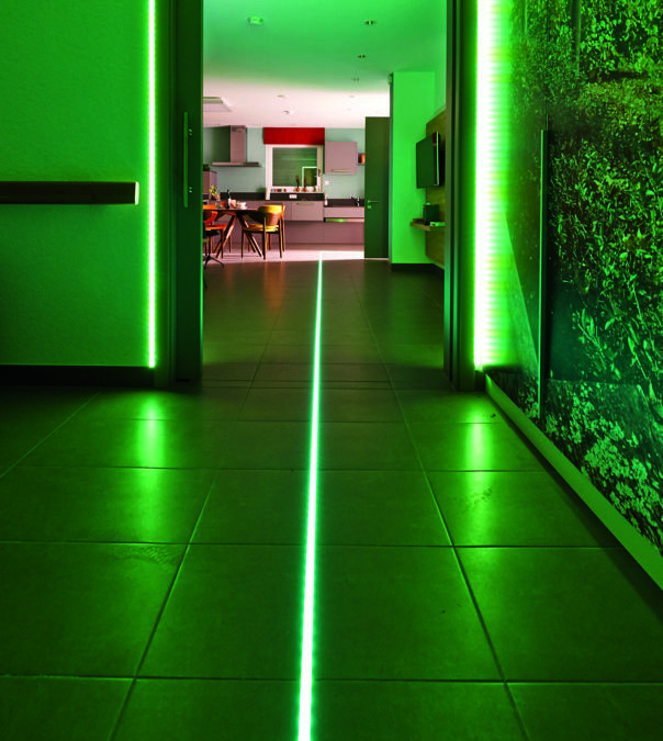 Technik als Lebenshilfe: LED-Leuchten im Fußboden weisen den nächtlichen Weg ins Bad.