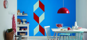 Die Küchenwand wurde farblich kreativ gestaltet und die Farbkante sieht besonders sauber aus.