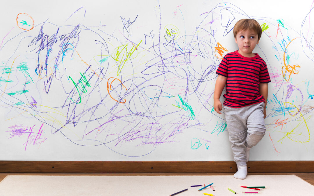 Ein Kind hat mit Buntstiften die Wand angemalt