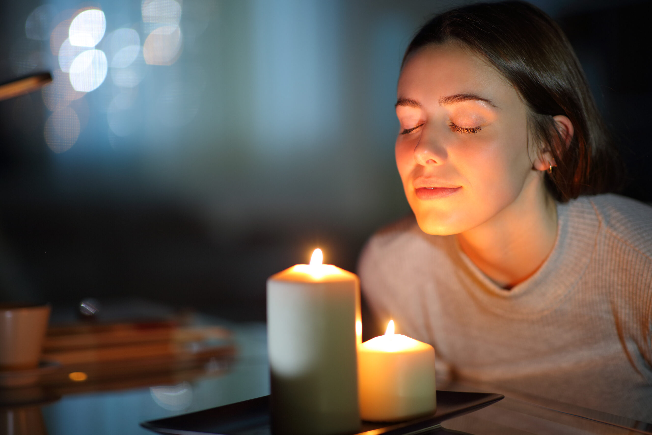 Kerzenschein ist gemütlich und schafft Geborgenheit. Zusätzlich füllen Aromakerzen dein Zuhause, mit einem angenehmen Duft.