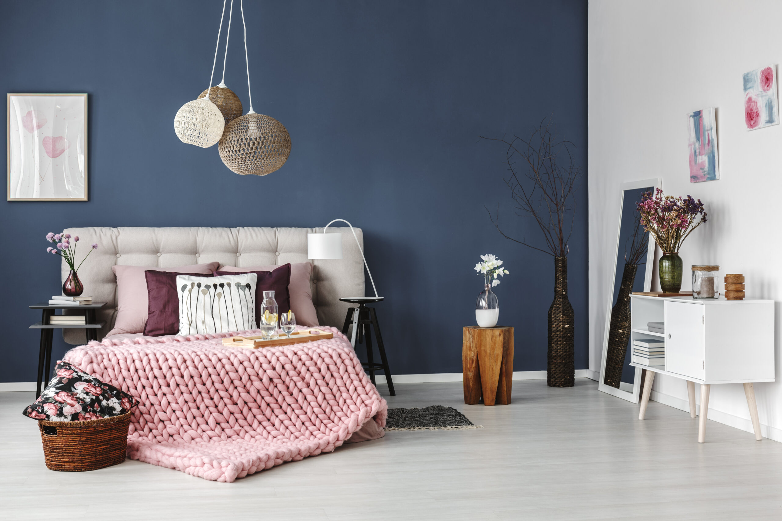 Eine dunkelblau gestrichene Wand im Schlafzimmer wirkt beruhigend  und zeitgleich erfrischend.