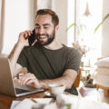 Ein Mann im Home-Office Telefoniert und Lacht