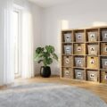 4 mal 4 Würfelregal aus heller Eiche im modernen Kinderzimmer mit Boxen und Körben pro Fach