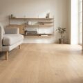 Kleines helles Wohnzimmer mit Sofa auf schlanken Beinen und sichtbarer Bodenfläche darunter