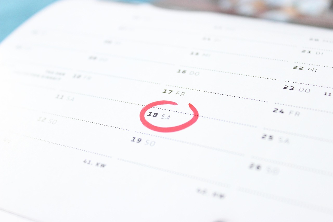 Schreibtisch mit Kalender und Bleistift als Ausgangspunkt für das Gehaltsgespräch im Herbst